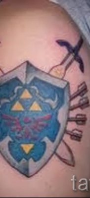 Fénykép érdekes tetoválások pajzsáról és kardjáról a karddal készült tetoválópajzs jelentéséről