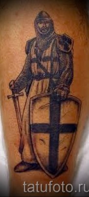 A pajzs és a kard sikeres tetoválásának változata az anyaghoz a karddal ellátott tetoválópajzs jelentéséről