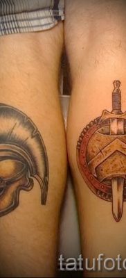 Fotó a hűvös pajzs és kard tetoválásról a pajzs és a kard tetoválás jelentéséről