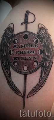 Fotó a pajzs és a kard menő tetoválásáról egy cikkhez, amely a karddal ellátott pajzs tetoválásának értelmezéséről szól