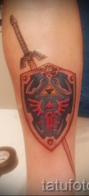 Érdekes tetoválópajzs és kard rajzolása a tetoválópajzs karddal való értelmezéséhez