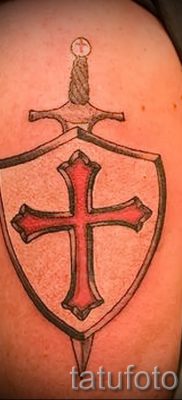 A hűvös pajzs és kard tetoválás egy változata egy cikkhez a karddal ellátott pajzs tetoválás jelentéséről