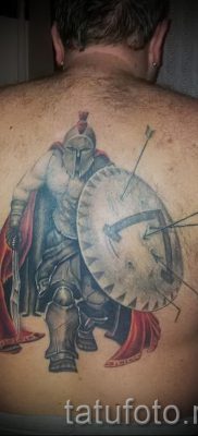 Fénykép egy hűvös kard és pajzs tetoválásról egy cikkhez a karddal ellátott pajzs tetoválás jelentéséről