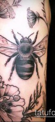 Bumblebee TATTOO No. 796 - a minta méltó változata, amely sikeresen használható az ujj egy poszméhe tetoválásaként történő megváltoztatására és alkalmazására