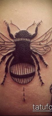 Bumblebee TATTOO № 180 - a minta egyedi változata, amely könnyen használható a poszméhek tetoválásához az ujj feldolgozásához és alkalmazásához