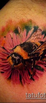 Bumblebee TATTOO № 442 - a kép méltó változata, amely sikeresen használható a finomításra és a poszméh tetoválására az ujjon