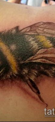Bumblebee TATTOO # 6 - a minta egyedi változata, amely sikeresen használható a poszméh tetoválásként történő átalakítására és alkalmazására