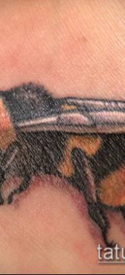 Bumblebee TATTOO # 596 - a kép méltó változata, amely könnyen használható felülvizsgálathoz és alkalmazáshoz, mint egy poszméh tetoválása az ujján