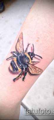 Bumblebee TATTOO No. 623 - a minta érdekes változata, amely jól használható feldolgozásra és tetoválásként történő alkalmazásra poszméhről az ujjon