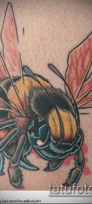 Bumblebee TATTOO # 971 - a minta hűvös változata, amelyet sikeresen lehet használni a poszméh tetoválásához az ujj feldolgozásához és alkalmazásához