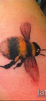 Bumblebee TATTOO # 398 - a minta hűvös változata, amely sikeresen használható feldolgozásra és tetoválásra, poszméhek felhelyezésére az ujján