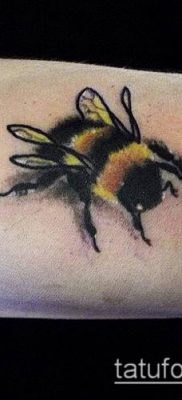 Bumblebee TATTOO # 296 - a kép hűvös változata, amely jól használható a finomításhoz és a poszméh tetoválásához az ujjon