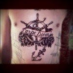 kormánykerék tetoválás és felirat carpe diem - jelentése kormánykerék tetoválás