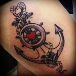 kormánykerék tetoválás az oldalsó lábon