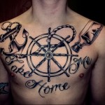 Kormánykerék tetoválás a mellkason