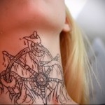 kormánykerék és polip tetoválás a nyakán