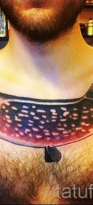 Снимка на татуировка на щука - на гърдите и ключицата на мъж