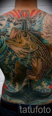 Снимка на татуировка на щука - готина котва татуировка на целия гръб