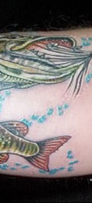 Снимка на татуировка на щука - вариант с риба на кука
