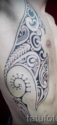 Fényképes példa egy csípős tetoválásra 40