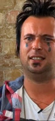 fotó egy könnycsepp tetoválásáról az arcon, keltezés 2018.04.16. 007 - tetoválás szakadás az arcán -