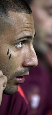 fotó egy szakadásról az arcon tetováláson, kelt 2018.04.16.