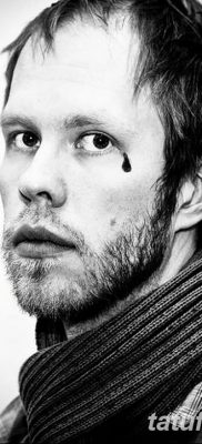 fotó egy könnycsepp tetoválásról az arcon, 2018.04.16., №034 - tetoválás szakadás az arcán -