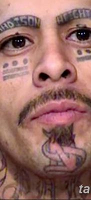 fotó egy könnycsepp tetoválásról az arcon, keltezés 2018.04.16 -án №042 - tetoválás szakadás az arcán -
