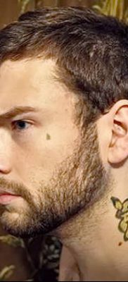 fotó egy könnycsepp tetoválásról az arcon, 2018.04.16., №044 - tetoválás szakadás az arcán -