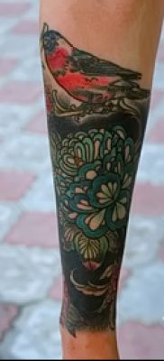 A bikaviadal -tetoválás ötletének exkluzív változata egy kész tetováláson a fotón - egy bikini tetoválás jelentéséről szóló bejegyzéshez