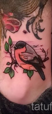 Hűvös változata annak az ötletnek, hogy egy bikaujjat tetováljunk egy kész tetováláson a fotón - egy cikkhez a bullfinch tetoválás jelentéséről