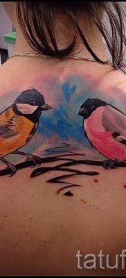 A süvöltő tetoválás ötletének hűvös változata egy kész tetováláson a fotón - egy cikkhez a bullfinch tetoválás jelentéséről