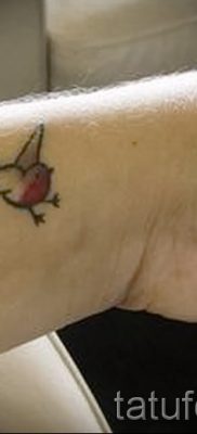 A bullfinch tetoválás ötletének eredeti verziója egy kész tetováláson a fotón - egy cikkhez a bullfinch tetoválás jelentéséről