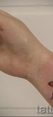 Méltó változata annak az ötletnek, hogy egy bikaujjat tetováljunk egy kész tetováláson egy fényképen - a bikini tetoválás jelentéséről szóló anyaghoz