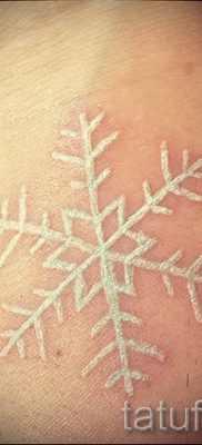 foto-tatu-snezhinka-dlya-stati-pro-znachenie-tatuirovki-snezhinka-063-tatufoto-ru