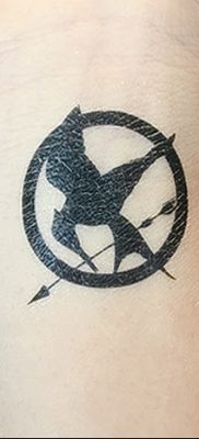 fotó egy Mockingjay tetoválásról, kelt 2017. 09. 25 -én, 072. sz. - Tetoválási játékok -