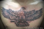 Sólyom tetoválás példa a 16. képen