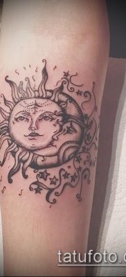 fotó a nap és a hold tetoválásról (jelentése) - egy példa egy érdekes tetoválási tervre - 058