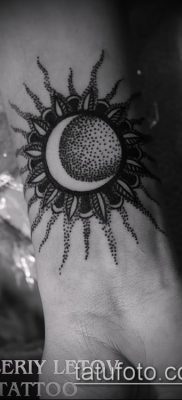 fotó a nap és a hold tetoválásról (jelentése) - egy példa egy érdekes tetoválási tervre - 054