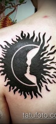 fotó a nap és a hold tetoválásról (jelentése) - egy példa egy érdekes tetoválási tervre - 033
