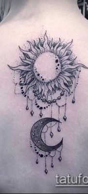 fotó a nap és a hold tetoválásról (jelentése) - egy példa egy érdekes tetoválási tervre - 029