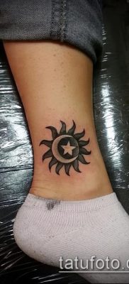 fotó a nap és a hold tetoválásról (jelentése) - egy példa egy érdekes tetoválási tervre - 014