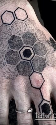 méhsejt tetoválás fotó (jelentése) - példa egy érdekes tetoválási tervre - 040