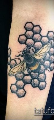 méhsejt tetoválás fotó (jelentése) - példa egy érdekes tetoválási tervre - 024