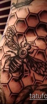 méhsejt tetoválás fotó (jelentése) - példa egy érdekes tetoválási tervre - 016