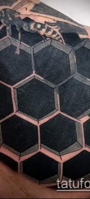 méhsejt tetoválás fotó (jelentése) - példa egy érdekes tetoválási rajzra - 004
