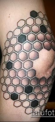méhsejt tetoválás fotó (jelentése) - példa egy érdekes tetoválási rajzra - 003