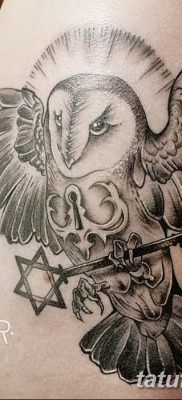 fotó egy bagoly tetoválásról, kulccsal, kelt, 2017.10.18. №068 - bagoly tetoválás kulccsal -