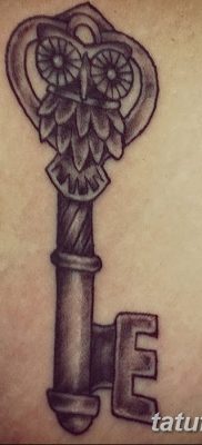 fotó bagoly tetoválásról, kulccsal, keltezésű, 2017.10.18., 002 - bagoly tetoválás kulccsal -