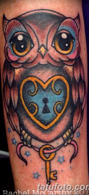 fotó egy bagoly tetoválásról, kulccsal, keltezésű, 2017.10.18. №031 - bagoly tetoválás kulccsal -
